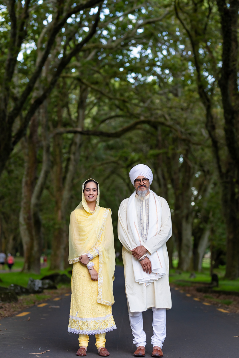 High-resolution tour photograph published for the global sangat, showing father and daughter in devotional grace.